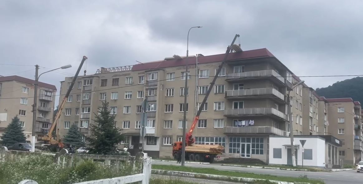 В г.п.Кашхатау начался капитальный ремонт крыш трёх многоквартирных домов: № 110 и 112 по улице Мечиева и № 13 по улице Зукаева. 