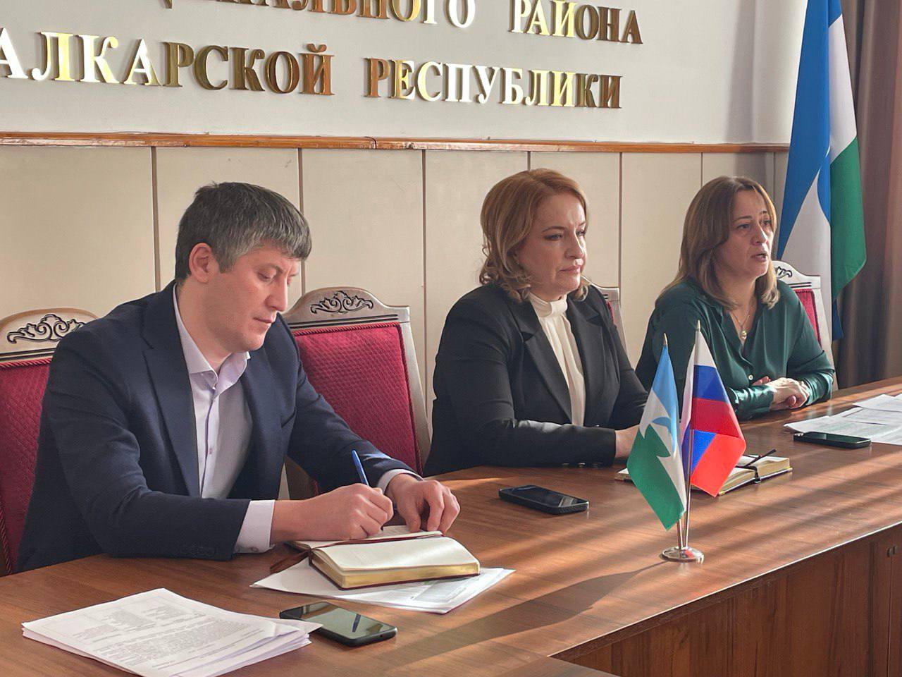 В администрации Черекского района  прошло совещание с участием коллектива управления образования, директоров всех образовательных учреждений района и заведующих детскими дошкольными учреждениями.  Был представлен педагогическому составу муниципалитета  на