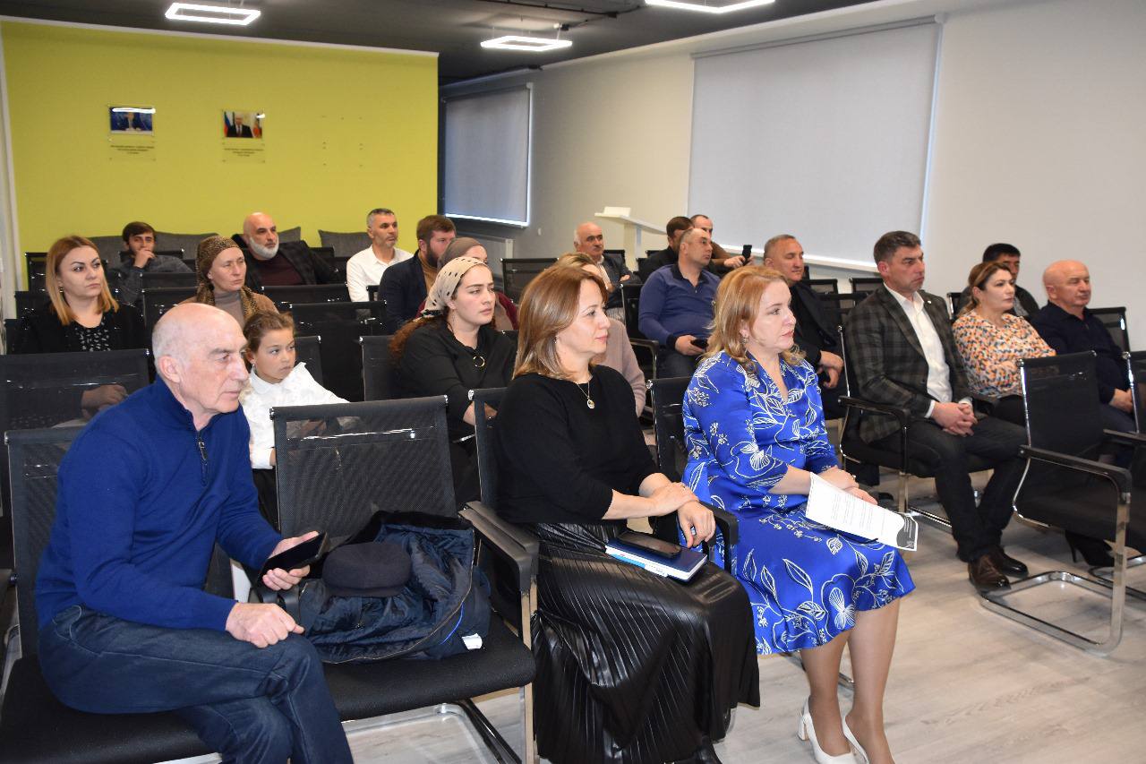 В Молодежном центре Черекского района прошел семинар для руководителей поселений и владельцев средств размещения «Классификация, туристический налог: что нужно знать средствам размещения?». 