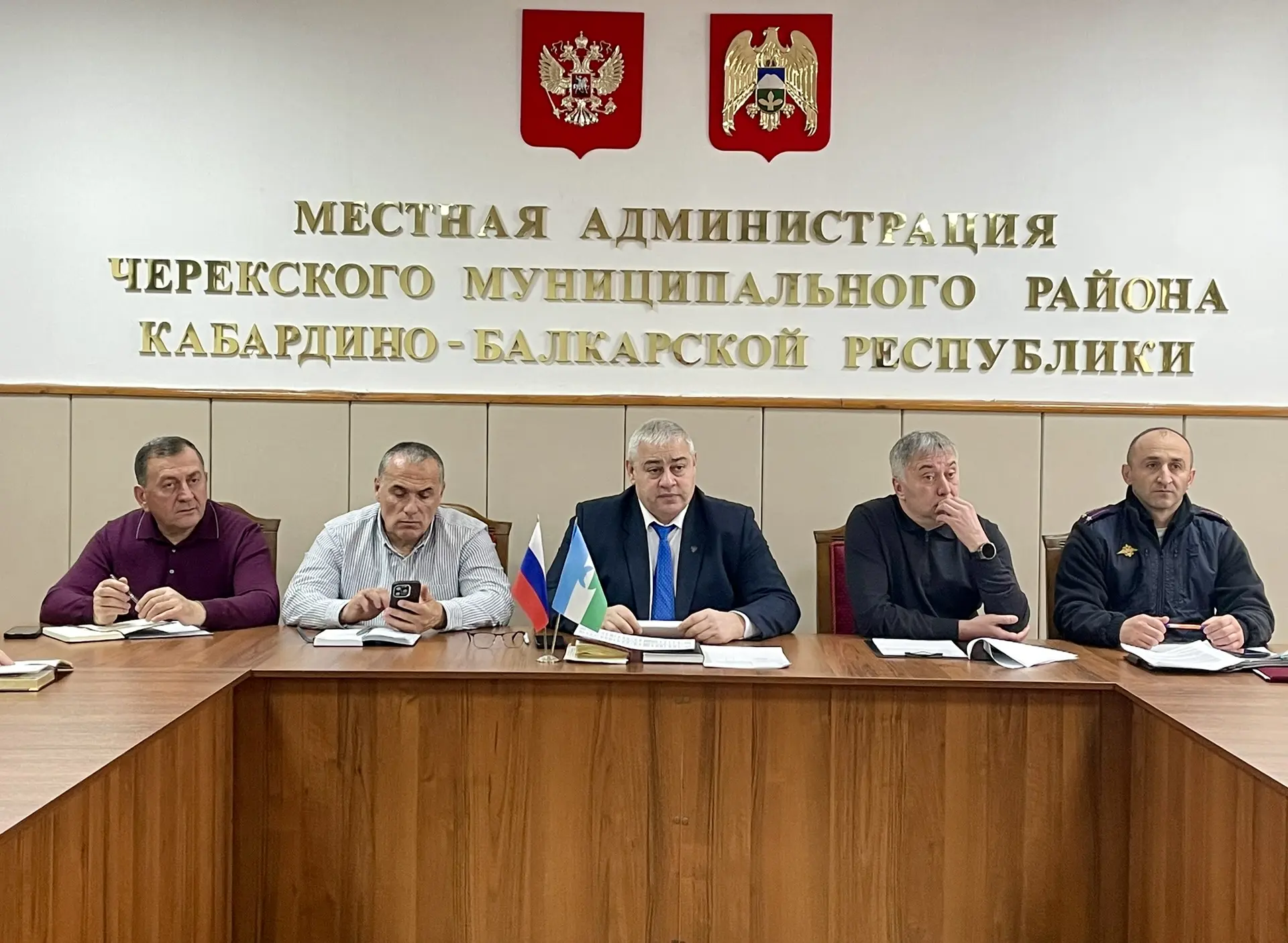 Сегодня Глава администрации Черекского района Алан Кульбаев провел  заседание комиссии по безопасности дорожного движения с участием глав сельских поселений. 