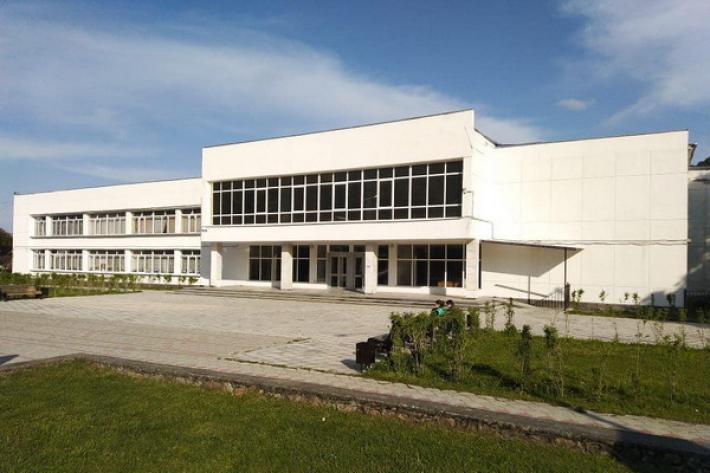 В г.п.Кашхатау продолжается капитальный  ремонт Дома культуры