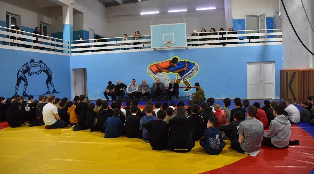 В спортивном зале Кашхатау прошла встреча с борцами . 