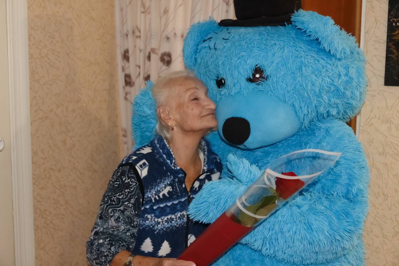 «Тепло сердец: социальные работники поздравили пожилых людей»