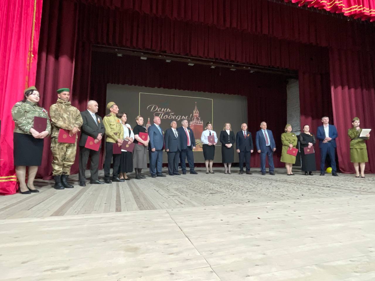 В Районном Доме культуры городского поселения Кашхатау прошел фестиваль-смотр художественной самодеятельности. Педагогические коллективы из каждой школы района представили театрализованные представления. 