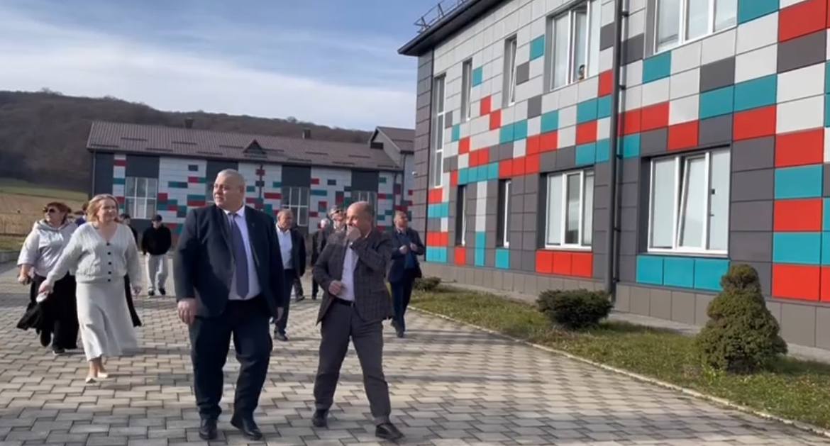 Глава администрации Черекского муниципального района Алан Кульбаев с  рабочим визитом посетил сельское поселение Верхняя Жемтала. Заместители и руководители  профильных отделов проверили ход работы  подведомственных учреждений.