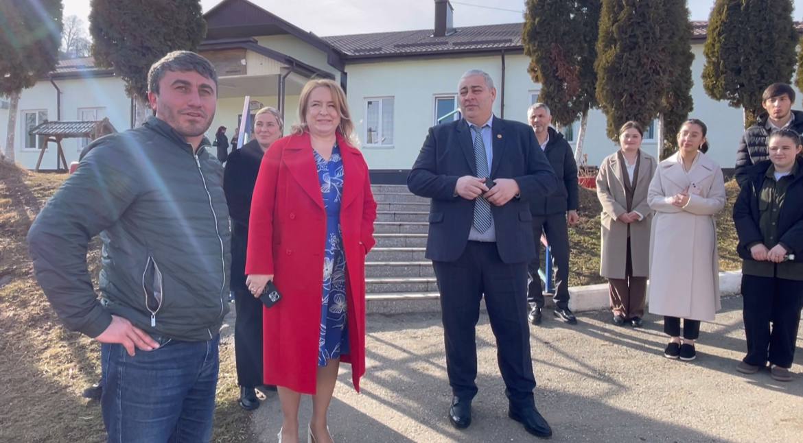 Глава администрации Черекского района Алан Кульбаев  со старшеклассниками проверил как идет ремонт школы.   