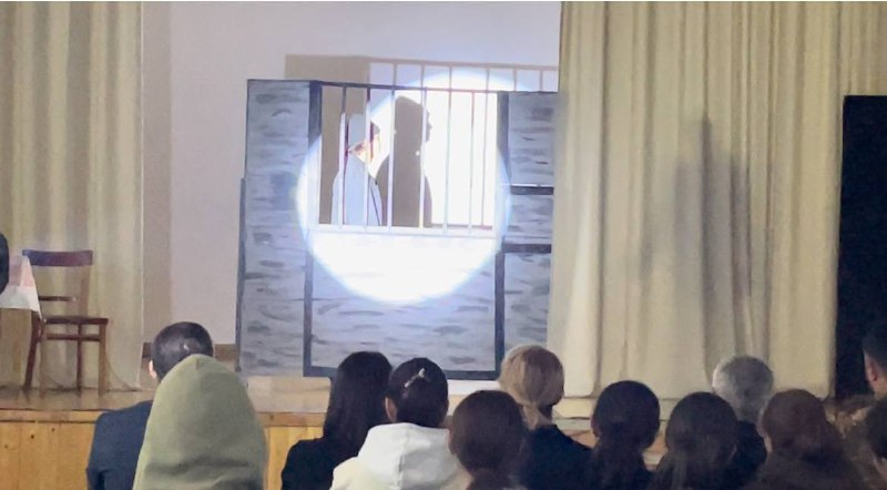 Театр юного зрителя о важности профилактики: спектакль „Один шаг“ в Верхней Жемтале